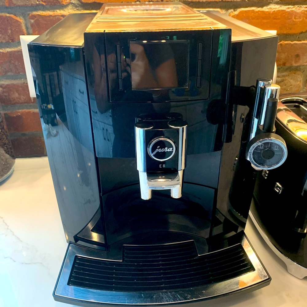 Jura E8, Perfect like new condition. Retails $2099